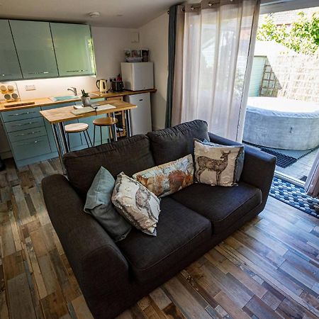 Hideaway Cabin For Two On Edge Of New Forest Hinton  Екстериор снимка